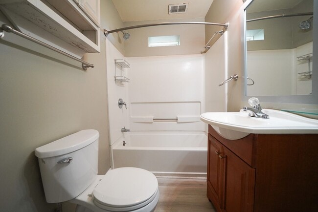 Building Photo - Villa Heights-Belmont Area 2 or 3 bed, 2 b...