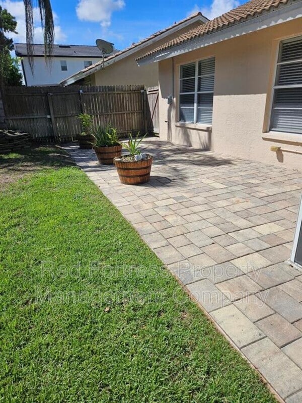 Building Photo - 12290 Eagle Pointe Cir