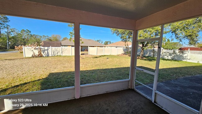 Building Photo - Spacious 5 Bedroom Home