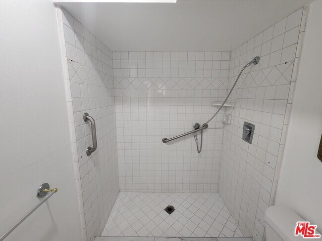 Building Photo - 11665 Babbitt Ave