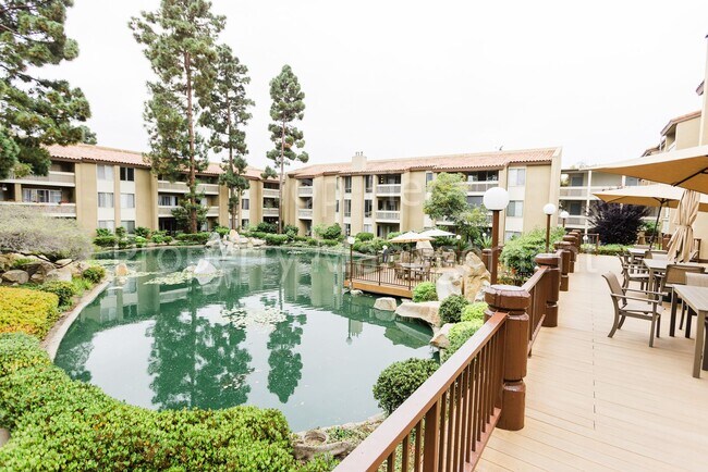 Building Photo - Spacious Top-Floor 1BR Condo with Ocean Vi...