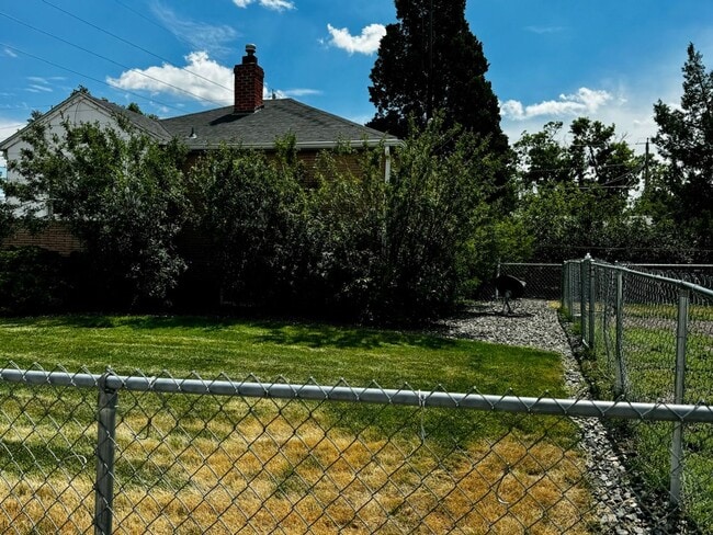 Building Photo - 1870 Converse Ave