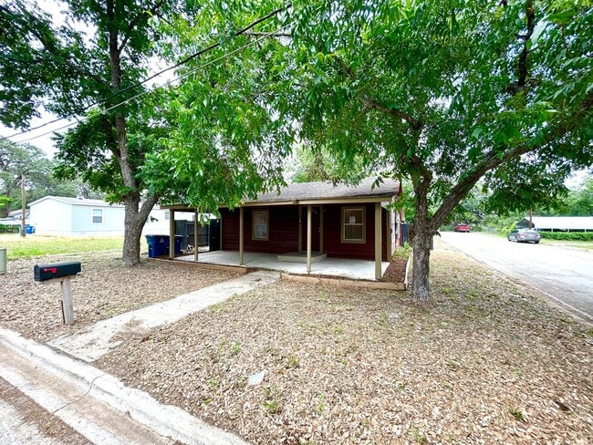 Building Photo - *COMING SOON* Corner Lot 3 Bedroom / 1.5 Bath Home In Pleasanton TX.