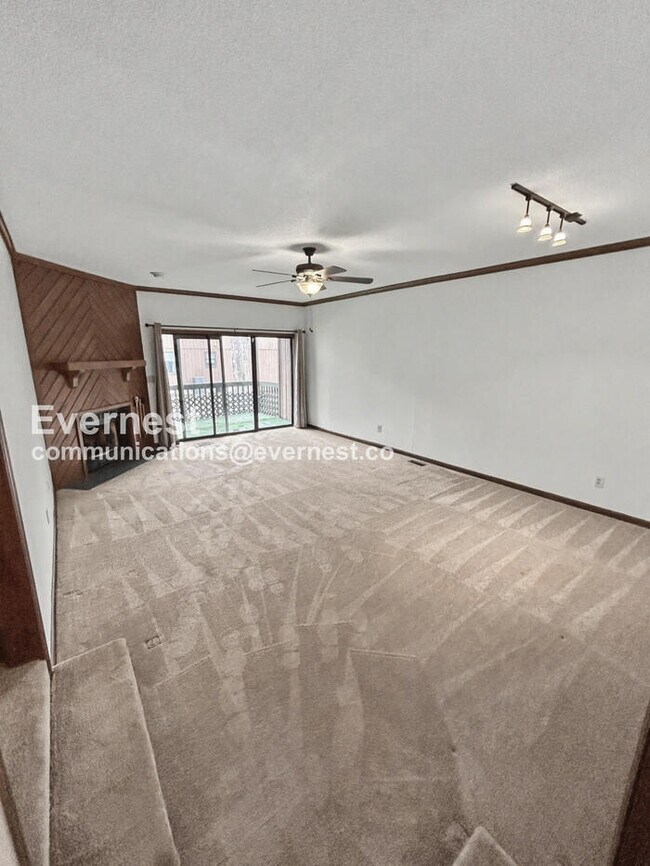 Building Photo - Spacious Condo with 2 bed / 2 bath / Pet Friendly / Available Now!