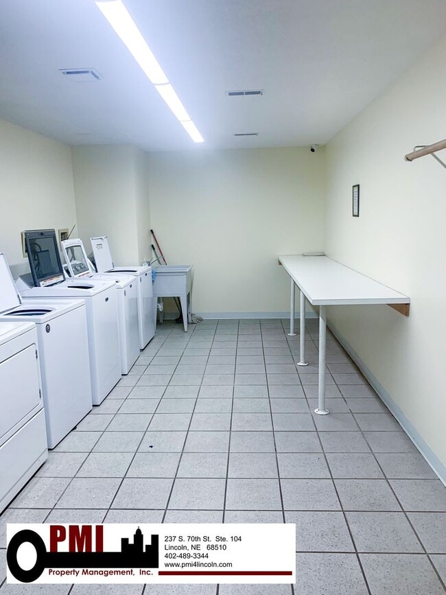 Building Photo - 2 Bedroom, 1.5 Bathroom Single Unit for Rent at Historic WaterPark