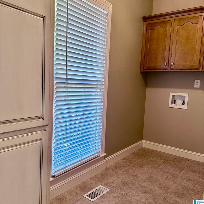Building Photo - 5982 Valley Way