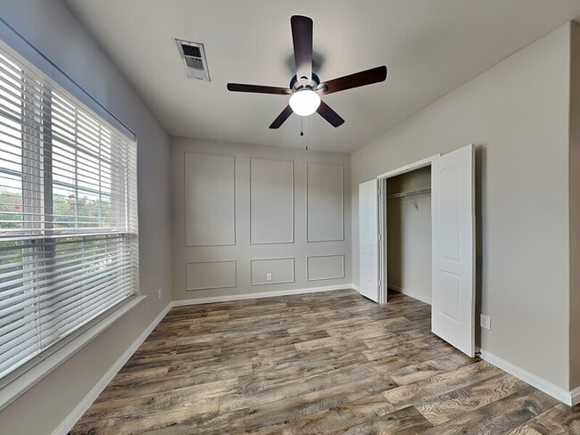 Building Photo - 528 Meadow Springs Dr