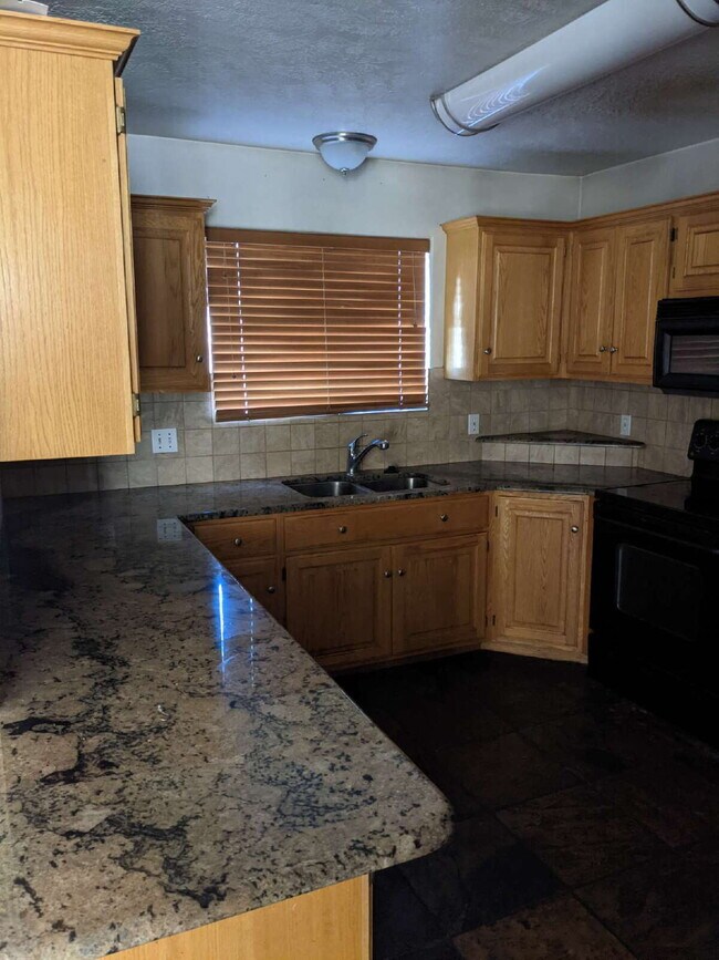 Building Photo - 3-Bed Townhouse in Saint George with Spacious 1400 Sq Ft Layout "