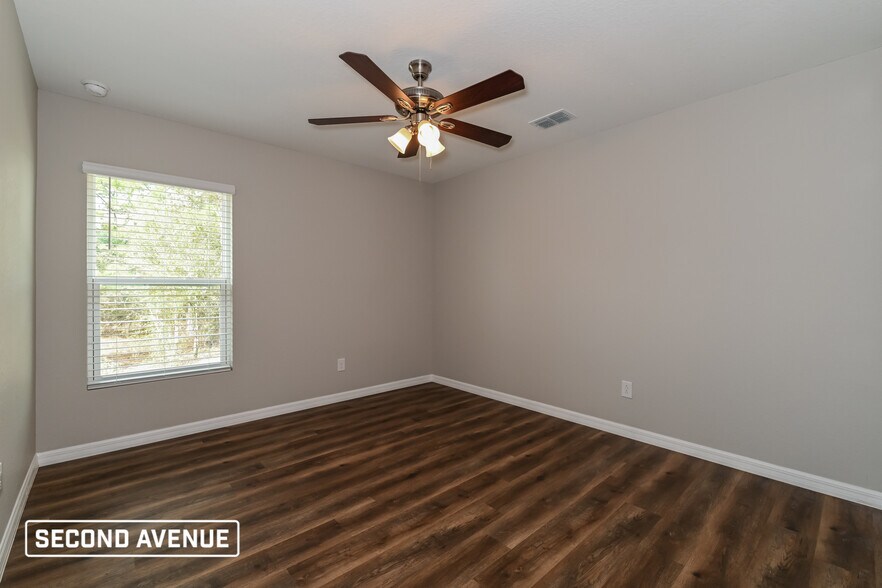 Building Photo - 437 Redwing St