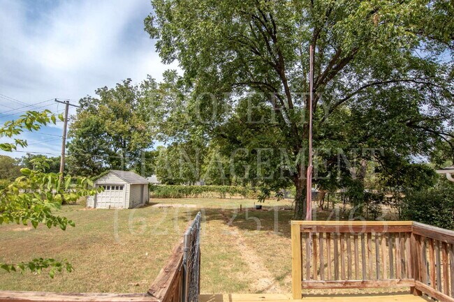 Building Photo - 3 Bed, 2 Bath - Detached Garage