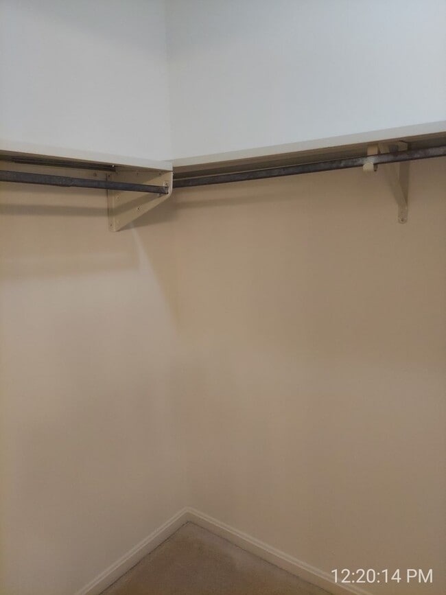 Building Photo - Spacious And Sun-Filled 3 Bedroom 2.5 Bath...
