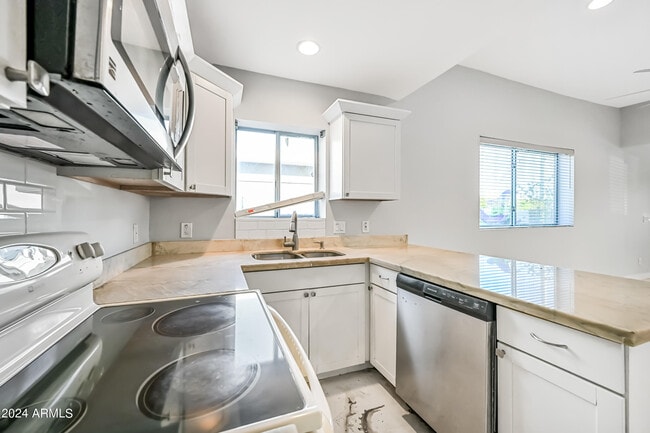 Building Photo - 1850 W Glenrosa Ave