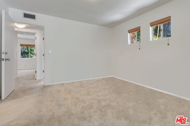 Building Photo - 656 Angelus Pl