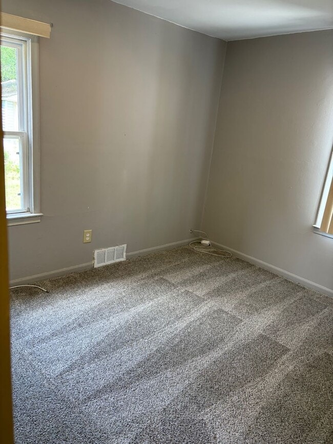 Building Photo - Cozy 2 Bedroom, 1 bath in Warren