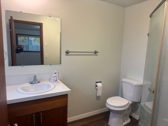 Building Photo - Large 2 bedroom duplex