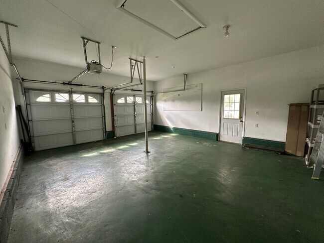 Building Photo - IMMACULATE ONE LEVEL HOME AVAILABLE IN SUR...