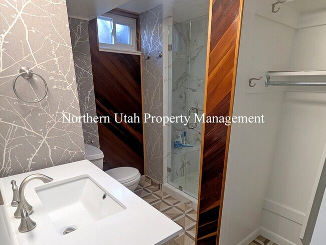 Building Photo - 1 Bed 1 Bath Lower Unit