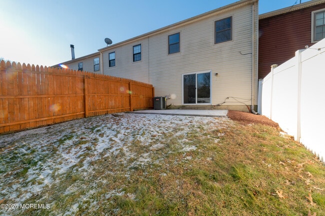 Building Photo - 30 Knoll Ct