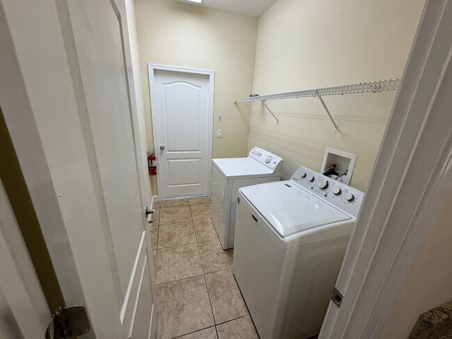 Building Photo - 6 BEDROOM + LOFT, 3 BATH HOME INDEPENDENCE...