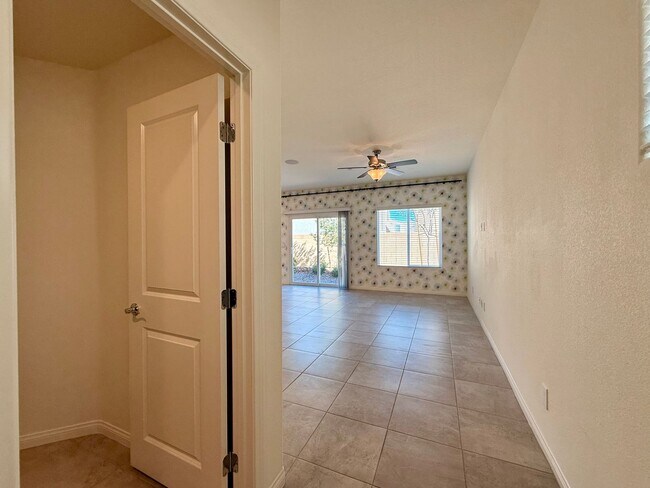 Building Photo - NEVER LIVED IN 4 BED 2.5 BATH 2 CAR GARAGE SINGLE FAMILY HOME FOR RENT!