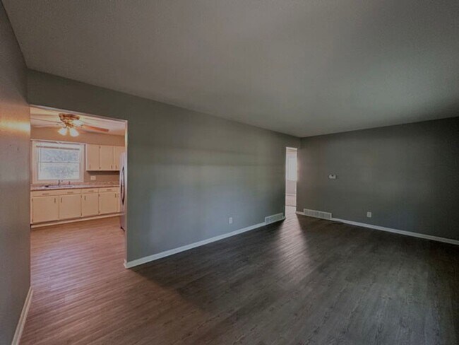Building Photo - ESTABLISHED NEIGHBORHOOD!!  4 Bedroom, 2 Bath Home in Ankeny
