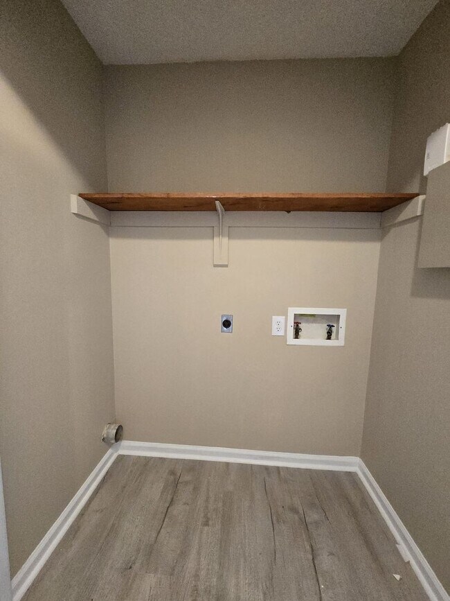 Building Photo - 3 Bedroom 2 Bathroom Home