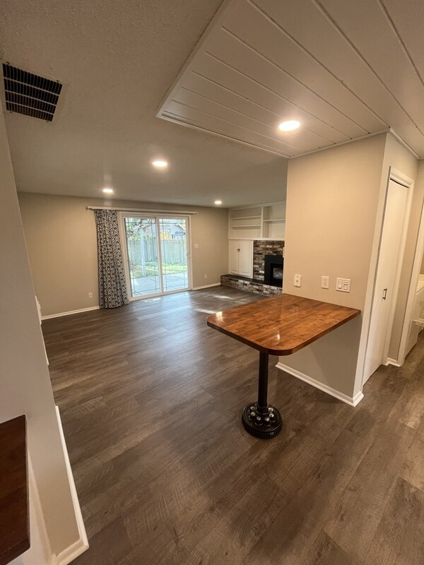 Building Photo - 841 Garden Dr