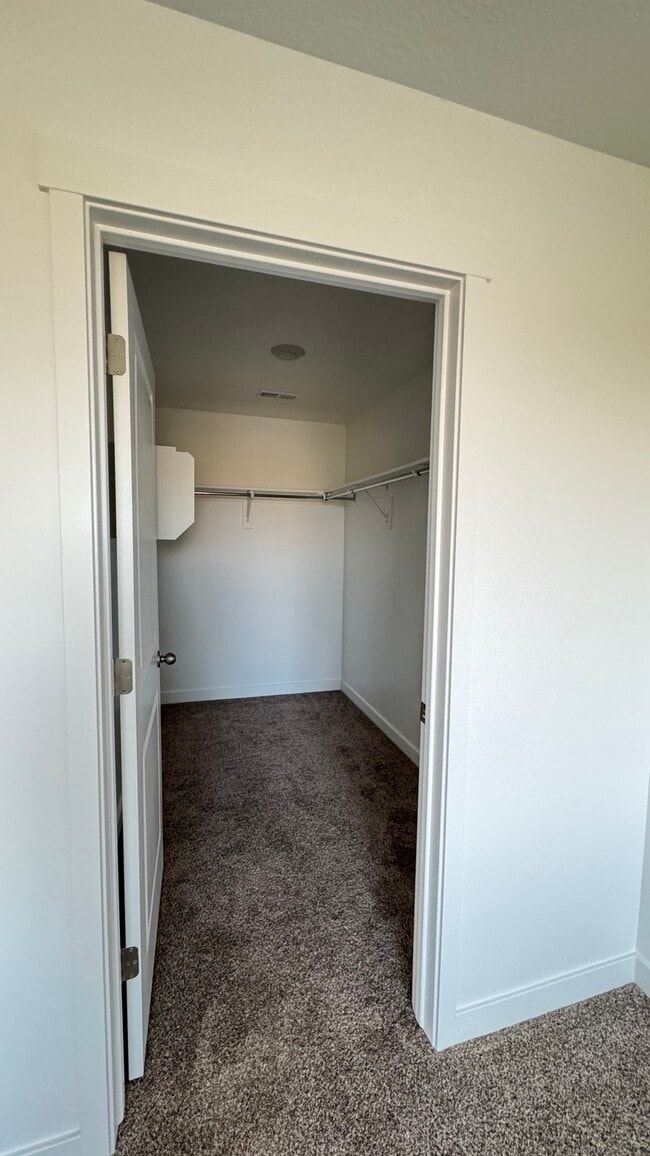 Building Photo - 404 Grassland Dr