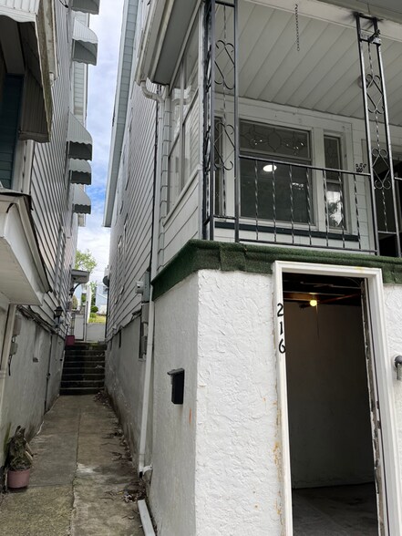 Building Photo - 216 W Ridge St