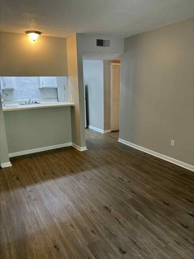 Building Photo - 405 Skyview Dr