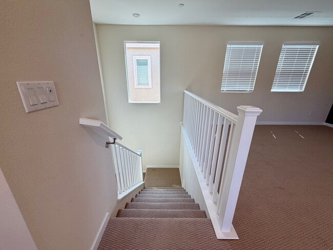 Building Photo - GORGEOUS 4 BED 3 BATH 2 CAR GARAGE SINGLE FAMILY HOME W/ LOFT, VAULTED ENTRYWAY, BACKYARD, AND BE...