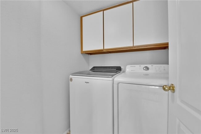 Building Photo - 2128 Desert Pines St