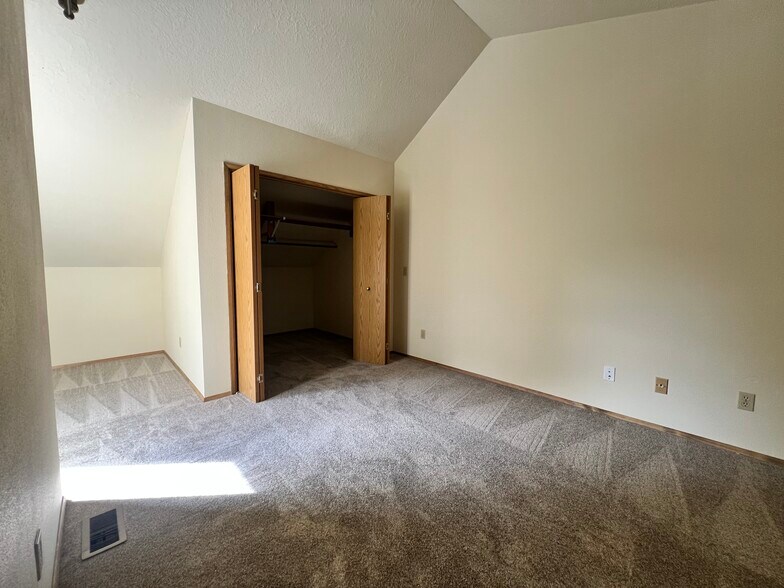 Building Photo - 1232 SW Maple Tree Ct