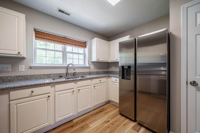 Building Photo - 101 Thorncrest Dr