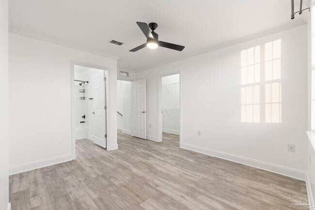 Building Photo - 707 Majestic Dr