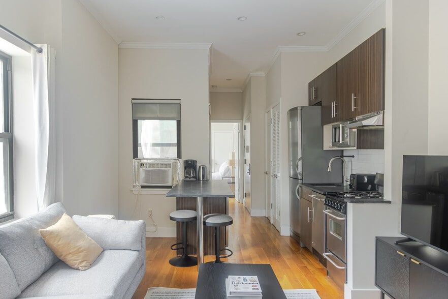 Building Photo - 515 W 47th St