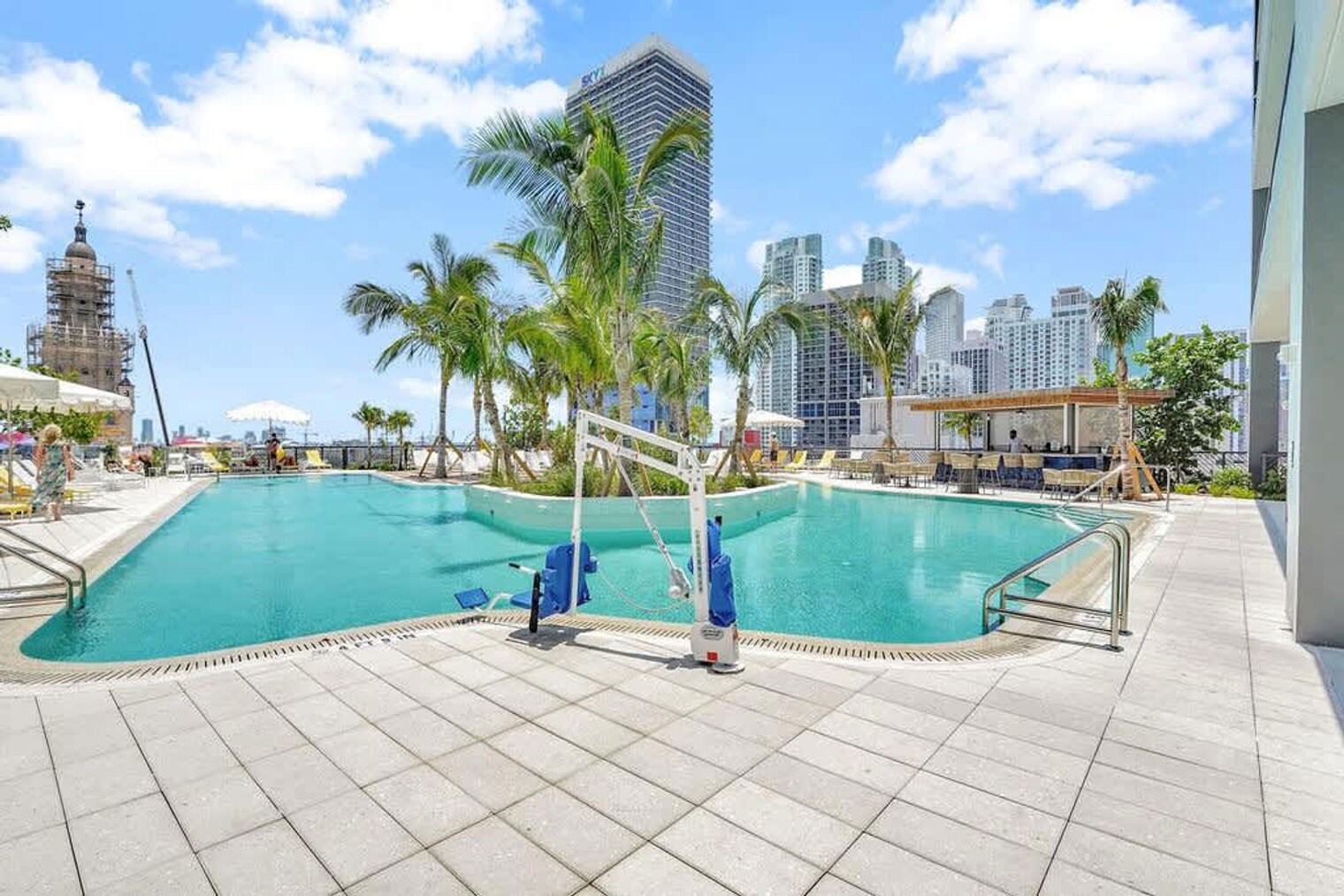 Building Photo - 601 NE 1st Ave