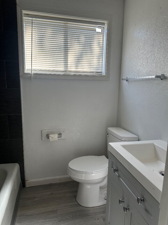 Building Photo - 590 Denslowe Dr