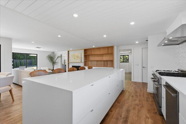 Building Photo - 3Bd/2Ba Bellevue Home