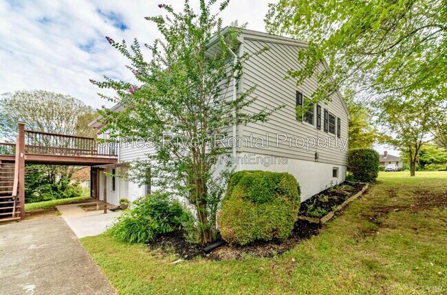 Building Photo - 633 Sandusky Dr