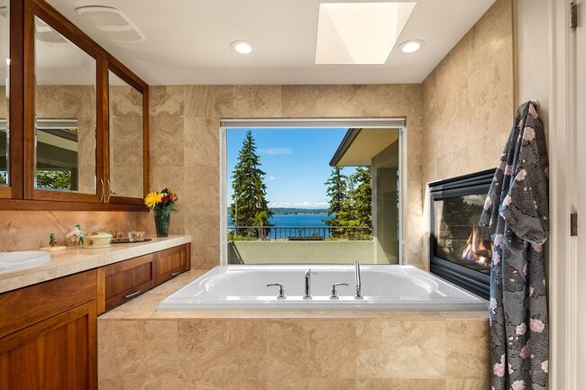 Building Photo - Exquisite Kirkland Estate - Lake Front Views
