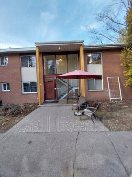 Building Photo - 904 W Lincoln Pl