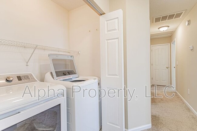 Building Photo - 8 Cotter Ln