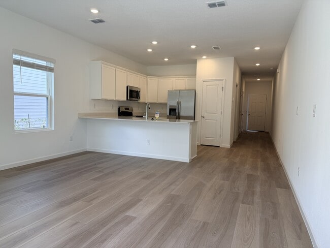 Building Photo - 523 Holly Lks Dr