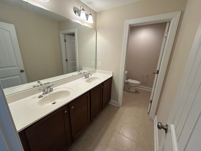 Building Photo - End Unit 3 Bed | 2.5 Bath Townhouse in Cha...