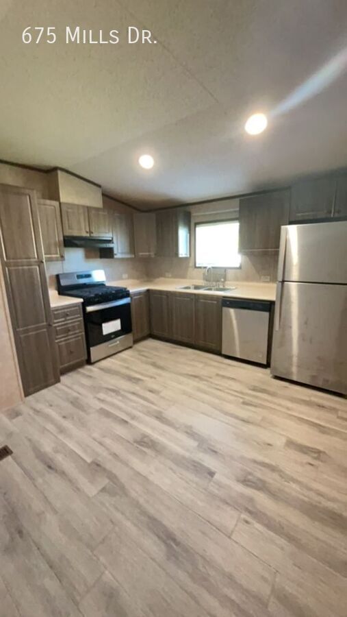 Building Photo - 675 E Mls Dr