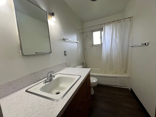 Building Photo - 806