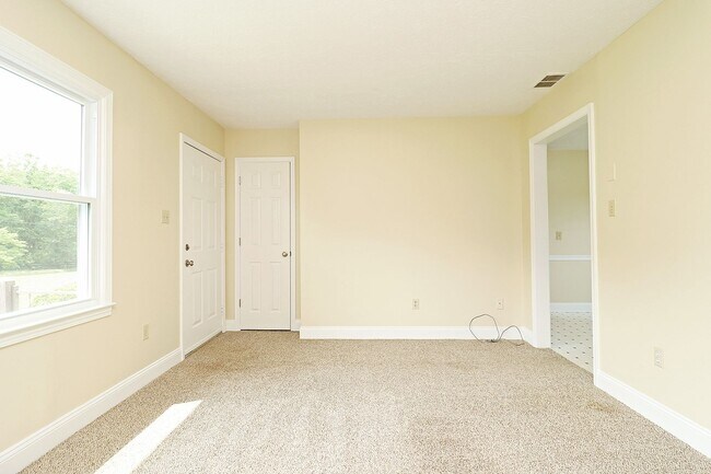 Building Photo - 10 Acre Scottsville Farmette - Bring Your ...