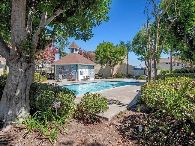 Building Photo - Luxurious 2-Bedroom Townhome with Loft in ...