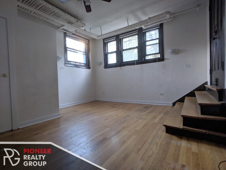 Building Photo - 820 W Waveland Ave